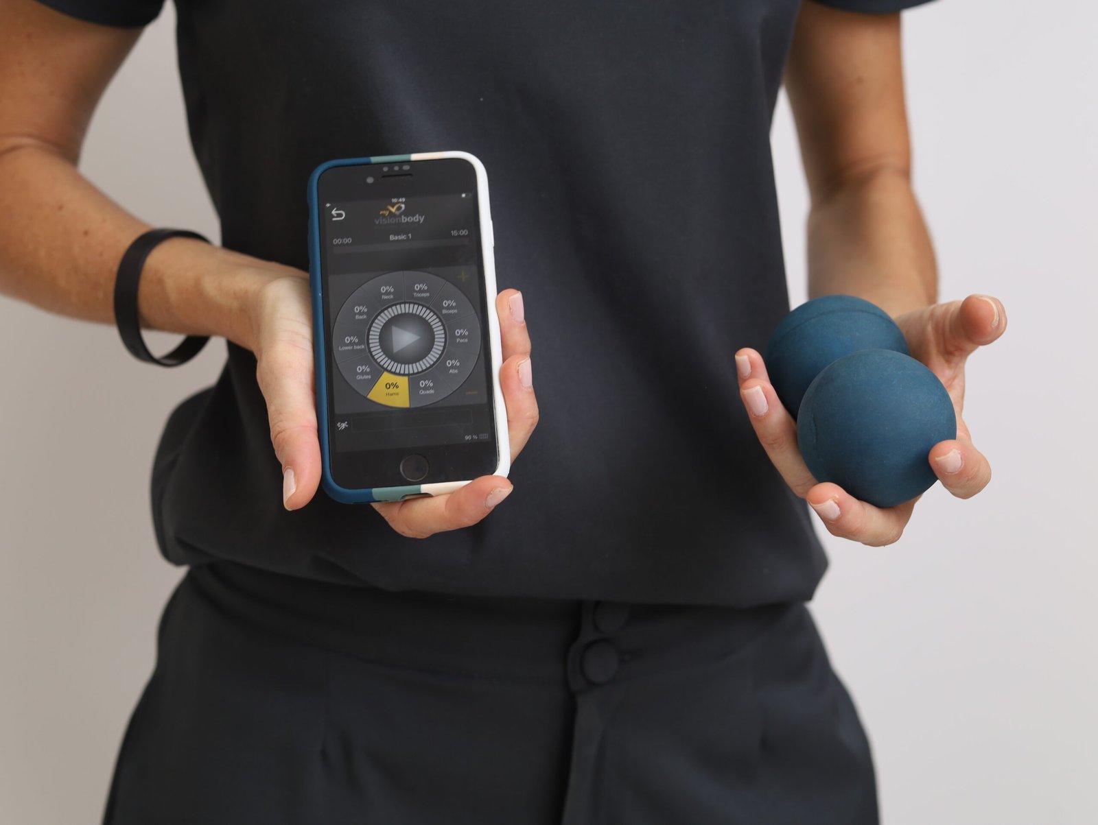 Detalhe do controle do equipamento EMS-WB (eletroestimulação de corpo inteiro) e bolas utilizadas nos exercícios